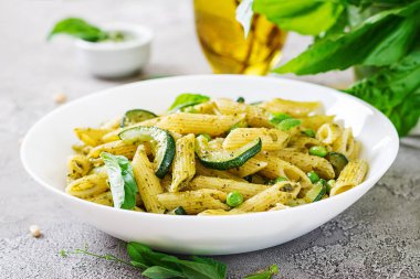 Pesto sos, kabak, yeşil bezelye ve fesleğen ile penne makarna. Italyan Mutfagi.
