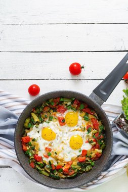 Lezzetli kahvaltı. Sebze Fried yumurta. Shakshuka. Üstten görünüm. Düz yatıyordu