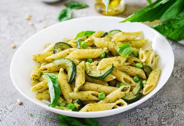 Pesto sos, kabak, yeşil bezelye ve fesleğen ile penne makarna. Italyan Mutfagi.