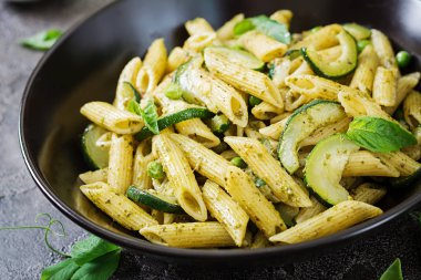 penne makarna ile pesto sos, kabak, yeşil bezelye ve fesleğen tavada yakın çekim