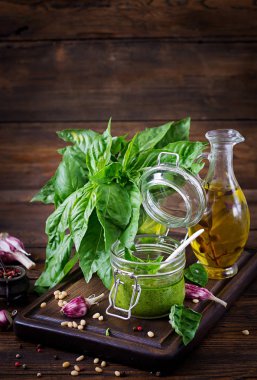 Ev yapımı pesto sos taze fesleğen, çam fıstığı ve ahşap zemin üzerine sarımsak. Italyan Mutfagi.