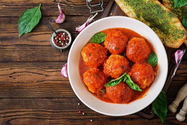 Köfte domates sosu ve fesleğen pesto ile tost. Akşam yemeği. Lezzetli yemekler. Üstten görünüm. Düz yatıyordu