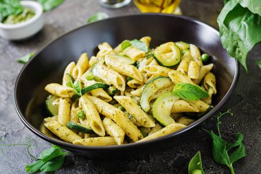 penne makarna ile pesto sos, kabak, yeşil bezelye ve fesleğen tavada yakın çekim