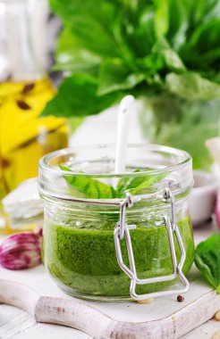 jar taze fesleğen, çam fıstığı ve sarımsak ile ev yapımı pesto soslu yakın çekim 