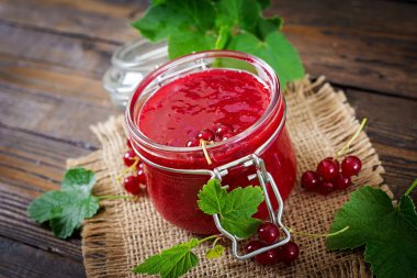 jar frenk üzümü reçeli tahta arka plan ile kapatın. Lezzetli yemekler.