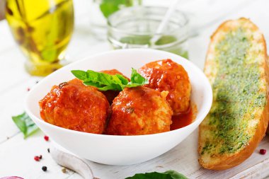 Köfte domates sosu ve fesleğen pesto ile tost. Akşam yemeği. Lezzetli yemekler.