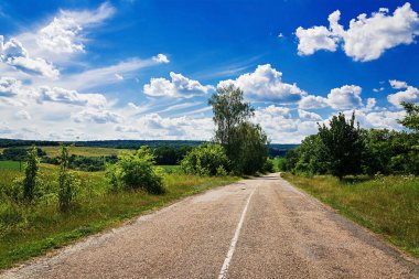 Yol mavi gökyüzü karşı. Güzel manzara.