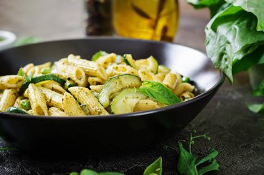 penne makarna ile pesto sos, kabak, yeşil bezelye ve fesleğen tavada yakın çekim