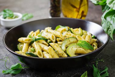 penne makarna ile pesto sos, kabak, yeşil bezelye ve fesleğen tavada yakın çekim