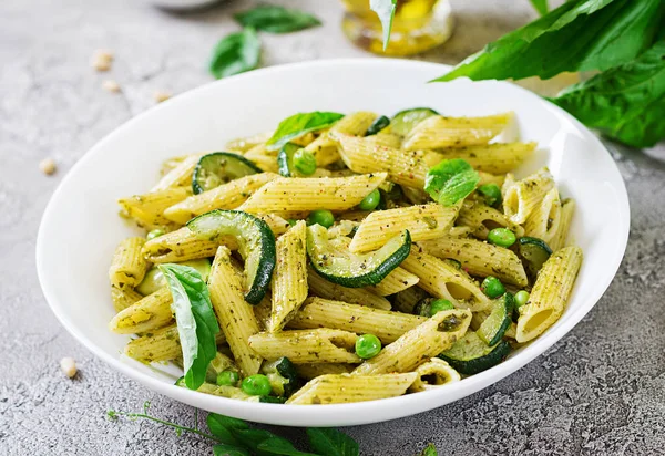 Massa Penne Com Molho Pesto Abobrinha Ervilhas Verdes Manjericão Comida — Fotografia de Stock