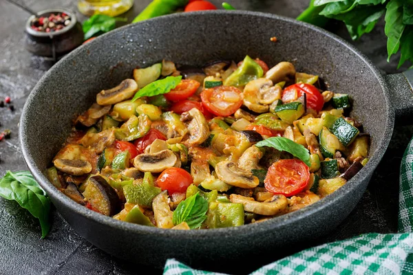 Hot Spicy Stew Aubergine Paprika Tomaat Courgette Champignons — Stockfoto