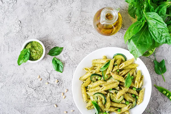 Penne Pasta Met Pestosaus Courgette Doperwtjes Basilicum Witte Stenen Achtergrond — Stockfoto