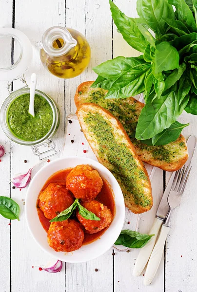 Almôndegas Molho Tomate Torradas Com Pesto Manjericão Jantar Comida Saborosa — Fotografia de Stock