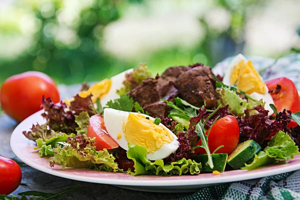 Insalata Calda Fegato Pollo Pomodoro Cetriolo Uova Una Cena Sana — Foto Stock