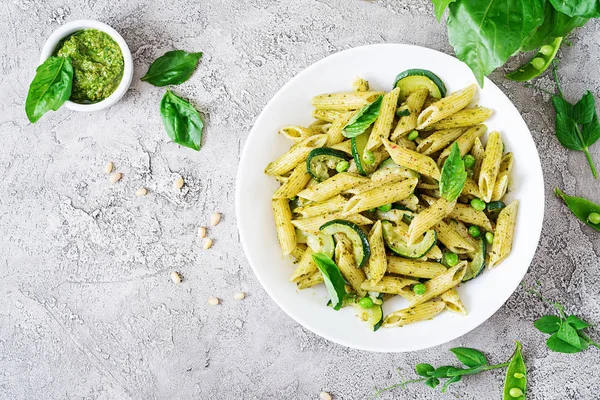 Pasta Penne Pesto Zucchine Piselli Verdi Basilico Fondo Pietra Bianca — Foto Stock