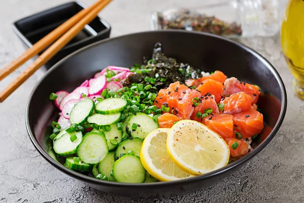 Primer Plano Pescado Salmón Hawaiano Poke Bowl Con Arroz Rábano —  Fotos de Stock