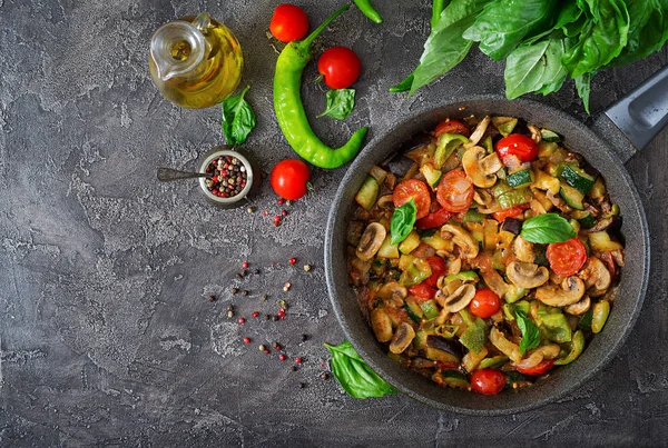 Forró Fűszeres Pörkölt Padlizsán Paprika Paradicsom Cukkini Gomba Lapos Feküdt — Stock Fotó