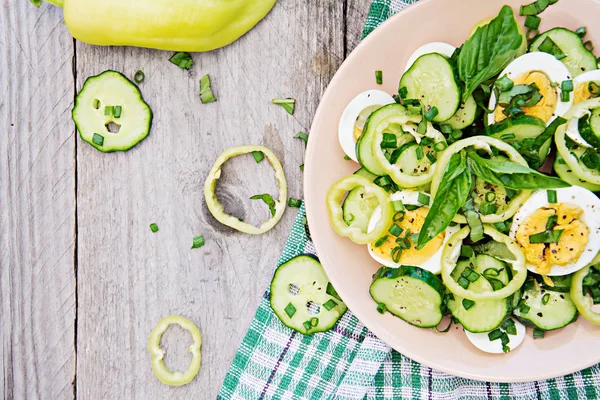 Frühstück Sommergarten Salat Aus Eiern Und Gurken Mit Grünen Zwiebeln — Stockfoto