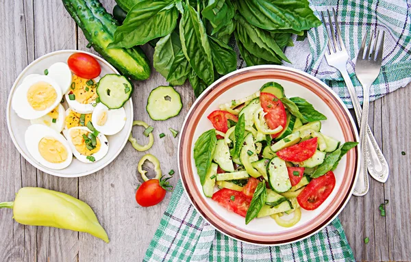 Colazione Nel Giardino Estivo Insalata Pomodori Cetrioli Con Cipolle Verdi — Foto Stock