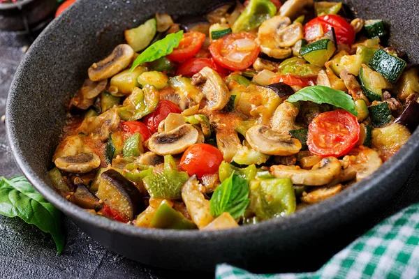 Hot Spicy Stew Aubergine Paprika Tomaat Courgette Champignons — Stockfoto