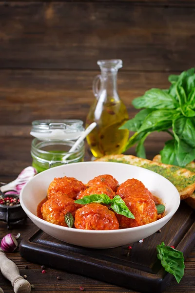 Almôndegas Molho Tomate Torradas Com Pesto Manjericão Jantar Comida Saborosa — Fotografia de Stock