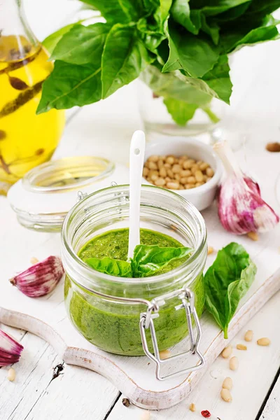 Nahaufnahme Von Glas Mit Hausgemachter Pesto Sauce Mit Frischem Basilikum — Stockfoto