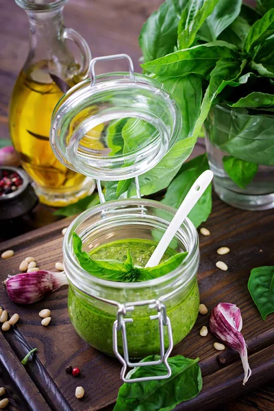 Zelfgemaakte Pesto Saus Verse Basilicum Pijnboompitten Knoflook Houten Achtergrond Close — Stockfoto