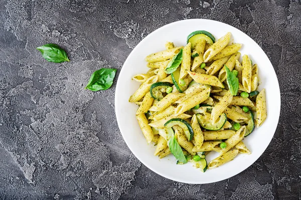 Plato Con Pasta Penne Con Salsa Pesto Calabacín Guisantes Verdes —  Fotos de Stock