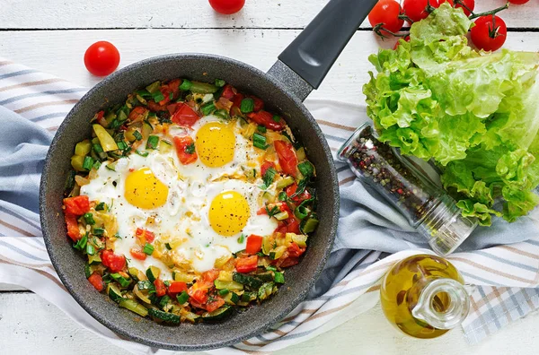 Νόστιμο Πρωινό Αυγά Τηγανιτά Λαχανικά Shakshuka Top View Επίπεδη Θέσει — Φωτογραφία Αρχείου