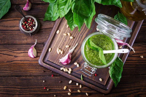 Házi Pesto Szósz Friss Bazsalikom Fenyőmag Fokhagyma Fából Készült Háttér — Stock Fotó