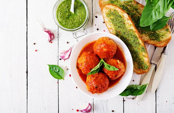 Frikadellen Tomatensauce Und Toast Mit Basilikum Pesto Abendessen Leckeres Essen — Stockfoto