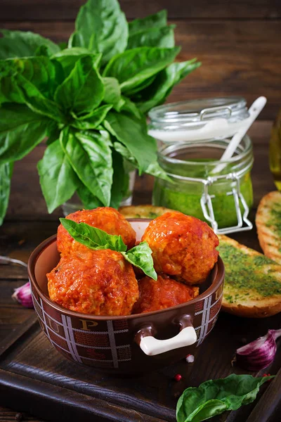 Köttbullar Tomatsås Och Rostat Bröd Med Basilikapesto Middag God Mat — Stockfoto