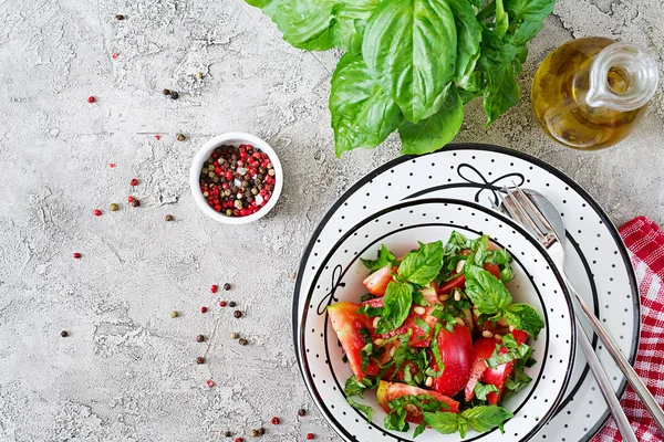 Salade Tomates Avec Basilic Pignons Pin Dans Bol Régime Végétarien — Photo