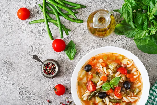 Minestrone Italiensk Grönsakssoppa Med Pasta Vegansk Mat Ovanifrån Lekmanna Platt — Stockfoto