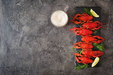 bira cam ve kırmızı craw limon dilimleri ile gemide balık haşlanmış. Üstten görünüm. Düz yatıyordu.