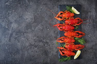 Kırmızı craw limon dilimleri ile gemide balık haşlanmış. Üstten görünüm. Düz yatıyordu.