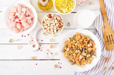 Kremalı makarna Tavuk ve patlıcan ile yemek pişirmek için malzemeler derin tabak içinde servis. İtalyan yemeği. Üstten görünüm. Düz yatıyordu.