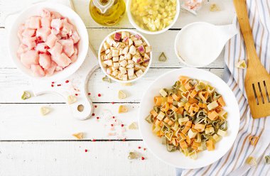 Kremalı makarna Tavuk ve patlıcan ile yemek pişirmek için malzemeler derin tabak içinde servis. İtalyan yemeği. Üstten görünüm. Düz yatıyordu.