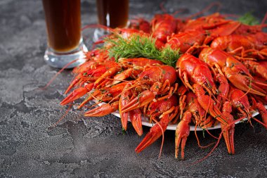 Kerevit. Rustik tarzı, closeup masada kırmızı haşlanmış crawfishes. Istakoz portre. Sınır tasarlamak