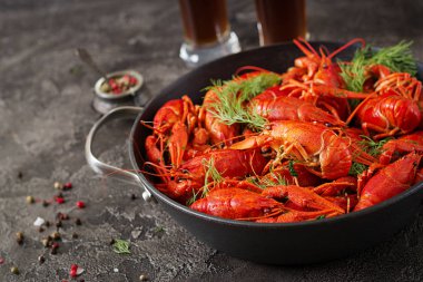 Kerevit. Rustik tarzı, closeup masada kırmızı haşlanmış crawfishes. Istakoz portre. Sınır tasarlamak