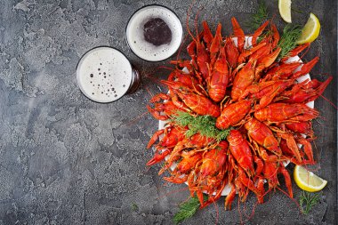 Kerevit. Rustik tarzı, closeup masada kırmızı haşlanmış crawfishes. Istakoz portre. Sınır desig. Üstten görünüm