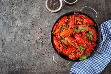 Kerevit. Rustik tarzı, closeup masada kırmızı haşlanmış crawfishes. Istakoz portre. Sınır tasarlamak. Üstten görünüm. Düz yatıyordu.