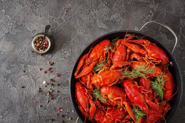 Kerevit. Rustik tarzda masada kırmızı haşlanmış crawfishes. Kopya alanı ile üstten görünüm