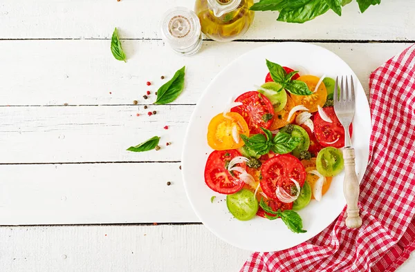 Ensalada Tomate Coloreada Con Pesto Cebolla Albahaca Comida Vegana Vista —  Fotos de Stock