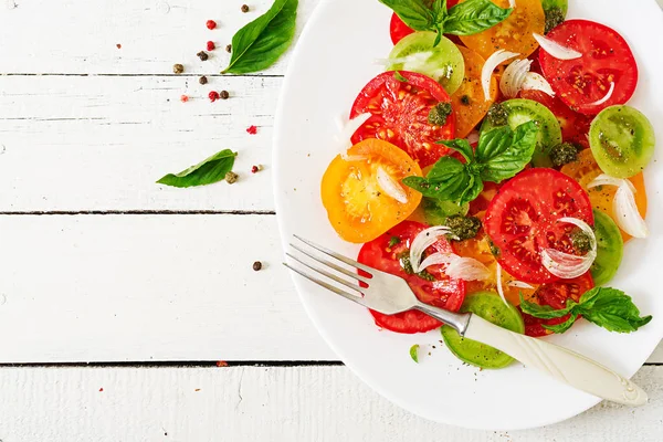 Insalata Pomodoro Con Pesto Cipolla Basilico Fondo Legno Bianco Vista — Foto Stock