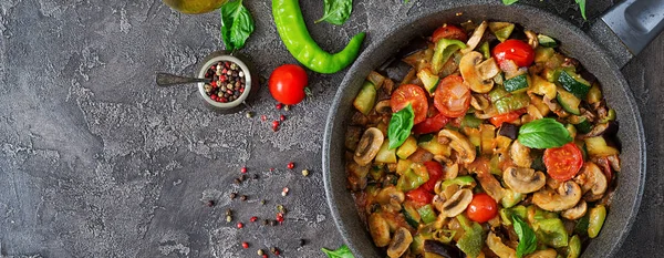 Hot Spicy Stew Aubergine Paprika Tomaat Courgette Champignons Flat Lag — Stockfoto