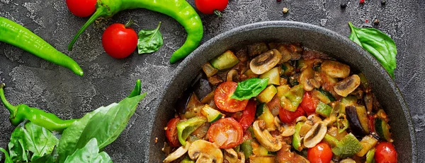 Scharfe Würzige Eintopf Auberginen Paprika Tomaten Zucchini Und Pilze Flach — Stockfoto