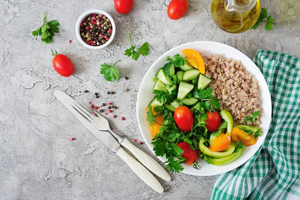 节食菜单 健康素食沙拉 新鲜蔬菜 西红柿 甜椒和碗粥 纯素食的食物 顶部视图 — 图库照片
