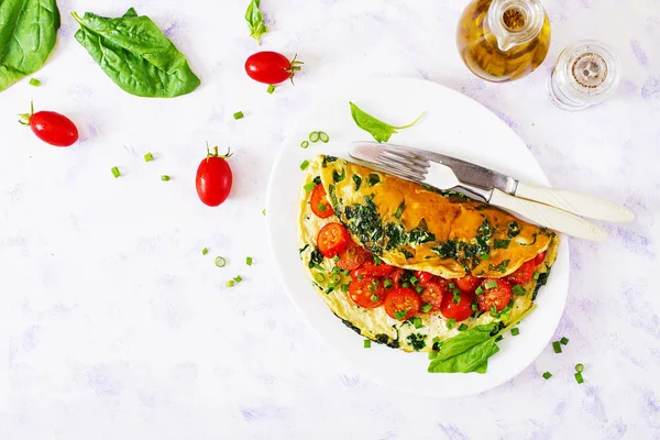 Omelette Mit Tomaten Spinat Und Grüner Zwiebel Auf Weißem Teller — Stockfoto