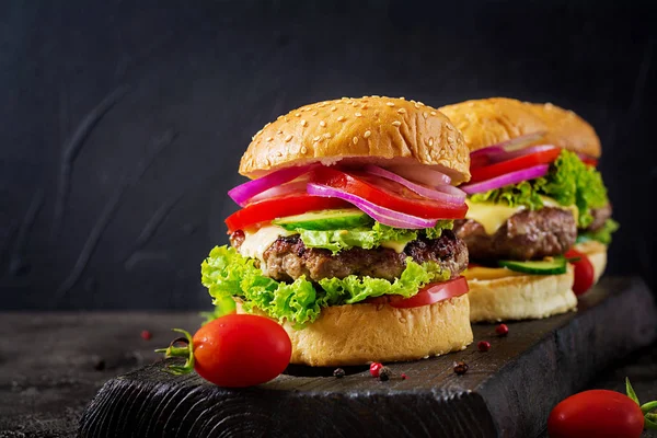 Koyu Arka Plan Üzerinde Taze Sebze Sığır Eti Burger Hamburger — Stok fotoğraf